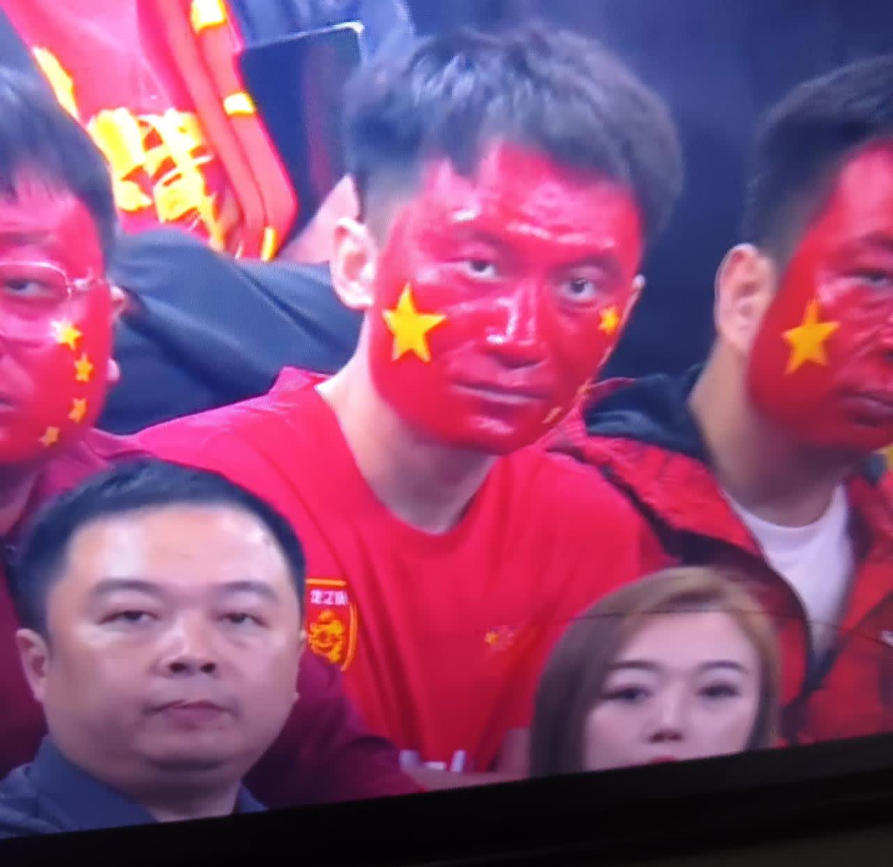 足球巨星争夺桂冠，全场观众沸腾助威